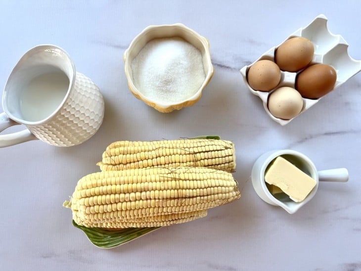 Ingredientes do bolo de milho cremoso reunidos.