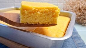 Bolo de milho cremoso com leite condensado