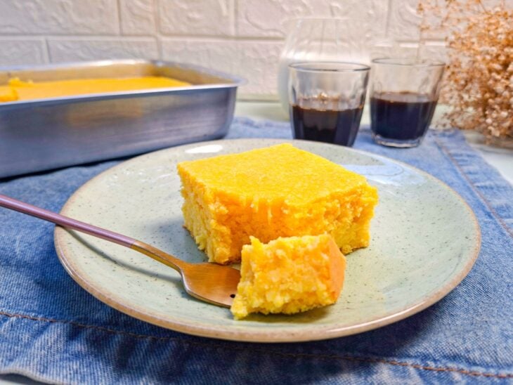 Bolo de milho cremoso com leite condensado servido.