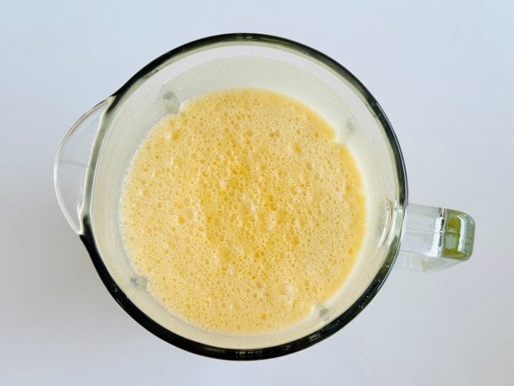 Ingredientes sendo colocados no liquidificador para bater.