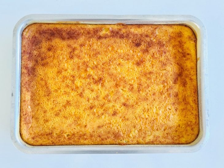 Bolo sendo assado no forno até dourar.