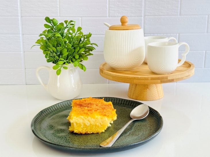 Bolo de milho de lata cremoso servido.