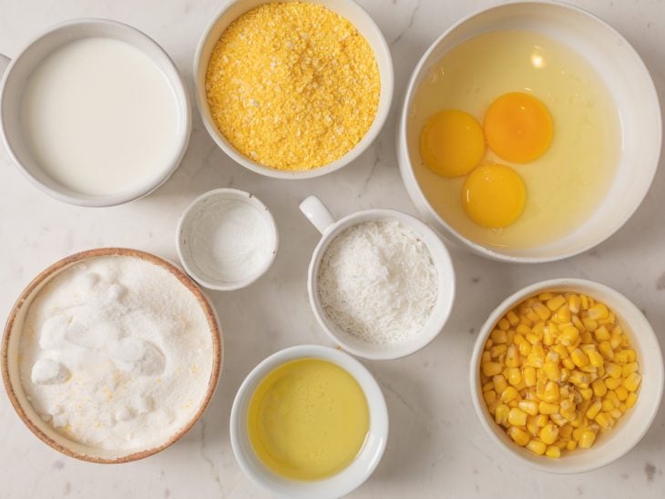 ingredientes reunidos para fazer bolo de milho de lata