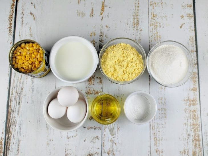 ingredientes reunidos para fazer bolo de milho de lata simples