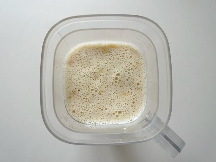 Farinha hidratada sendo adicionada à mistura para bater até ficar homogênea.