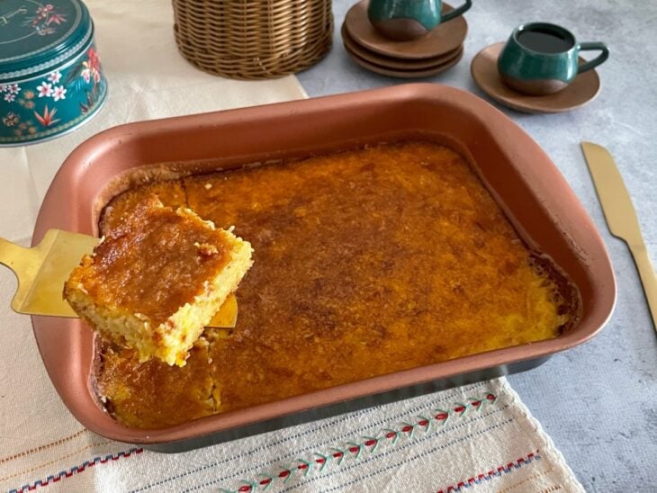 Bolo de milho de latinha com flocos pronto.