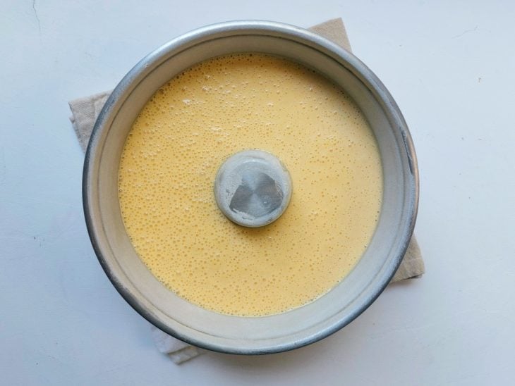 Uma forma contendo massa crua de bolo de milho em lata.