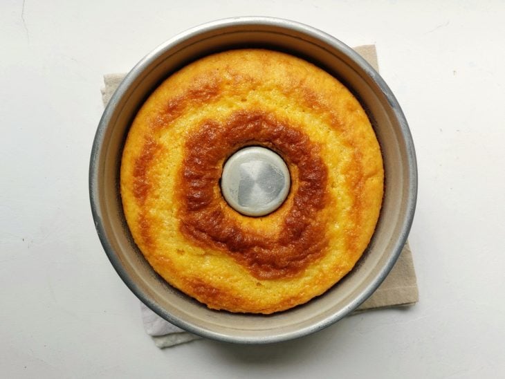 Uma forma contendo bolo de milho em lata.