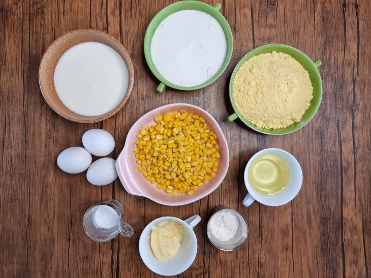 Ingredientes do bolo de milho em lata reunidos.