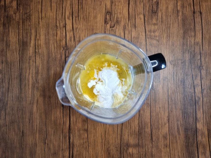 Liquidificador com ingredientes do bolo.