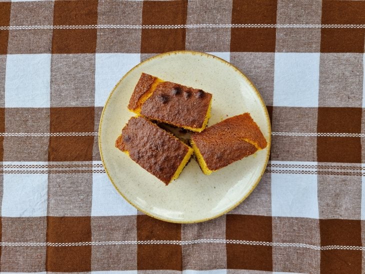 Três pedaços de bolo de milho em lata em um prato.
