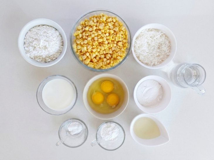 Ingredientes organizados na bancada com milho debulhado e demais itens separados.