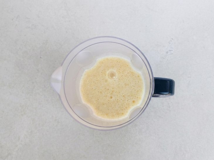 Ingredientes sendo colocados no liquidificador e batidos até formar uma mistura homogênea.