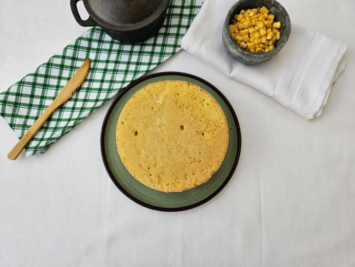 Um recipiente com bolo de milho.