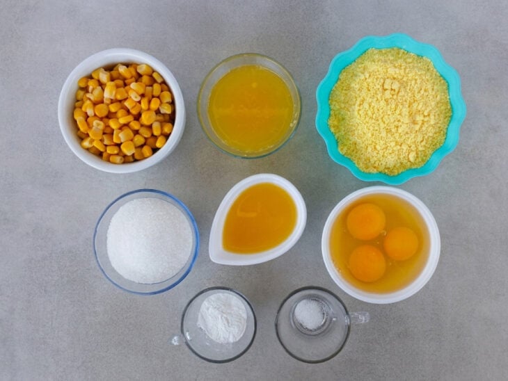 Ingredientes reunidos na bancada.