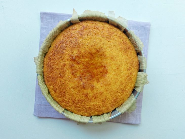 Uma forma com bolo de milho após assar.