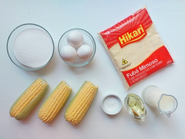Uma bancada com os ingredientes separados.