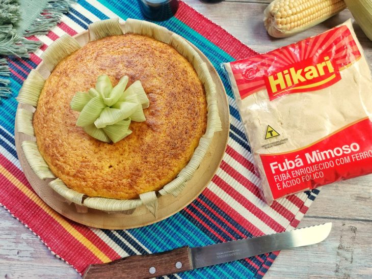 Um prato com bolo de milho simples.
