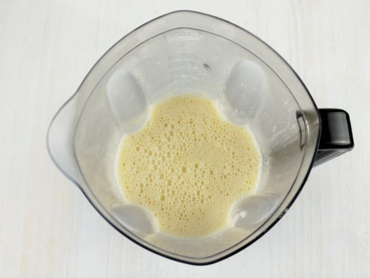 Ingredientes batidos no liquidificador.