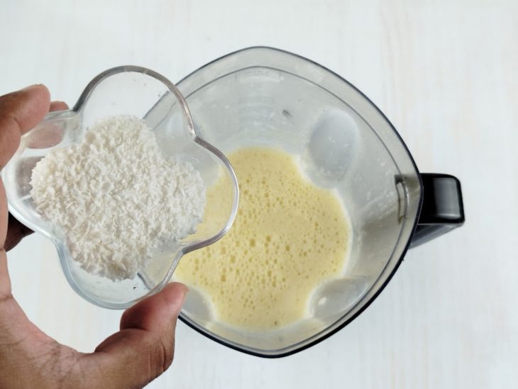 Coco ralado para ser adicionado no liquidificador.