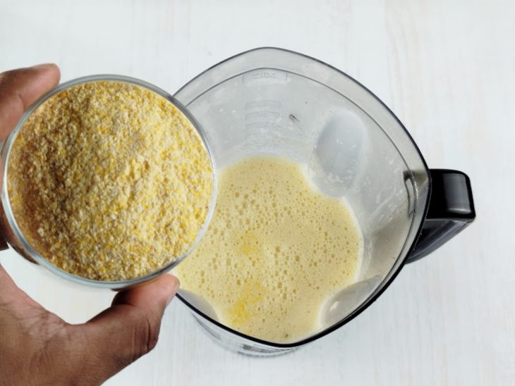 Flocão sendo adicionado no liquidificador.