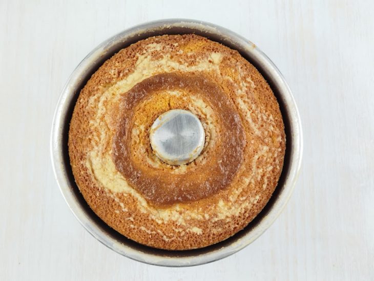 Bolo assado na forma.