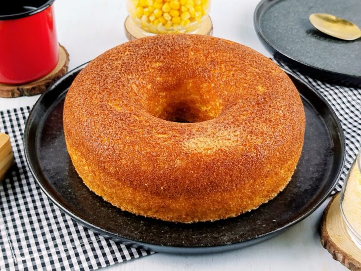 Bolo de milho-verde de lata pronto para consumo.