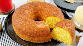 Bolo de milho com flocão e coco