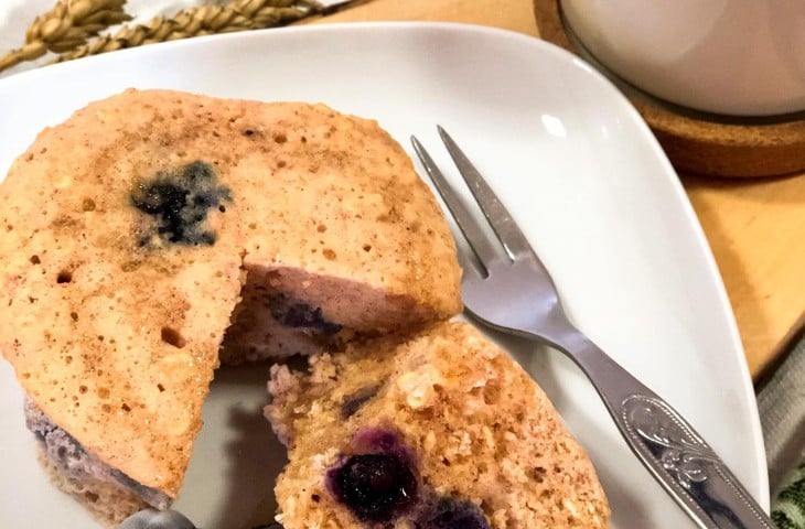 Bolo de mirtilo de micro-ondas