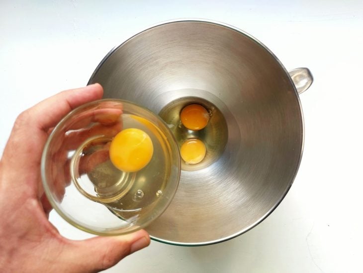 Um recipiente contendo ovos.