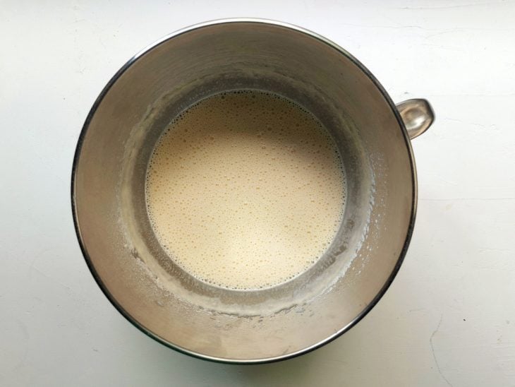 Um recipiente contendo a mistura de ovos, açúcar e leite
