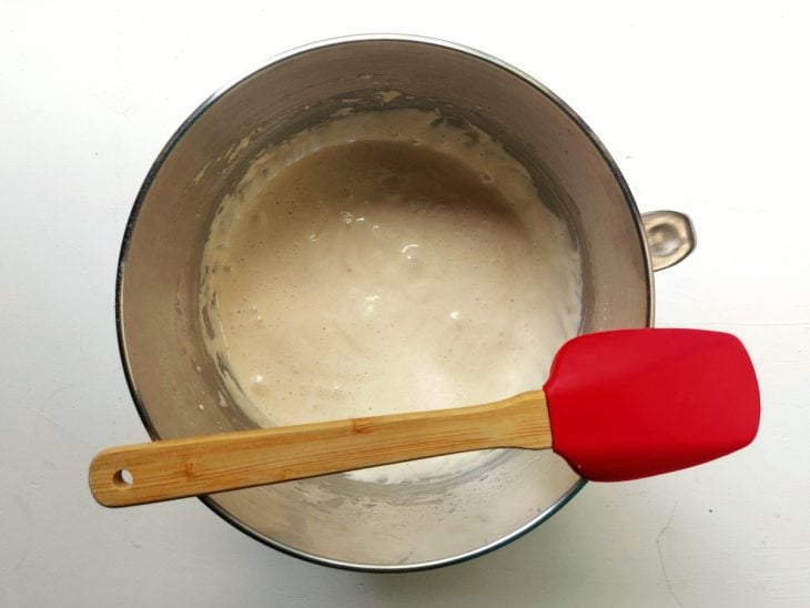 Um recipiente contendo a mistura de ovos, açúcar, leite, farinha e fermento.