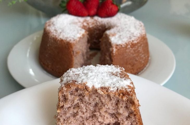 Bolo de morango com aveia