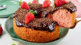 Bolo de morango com chocolate