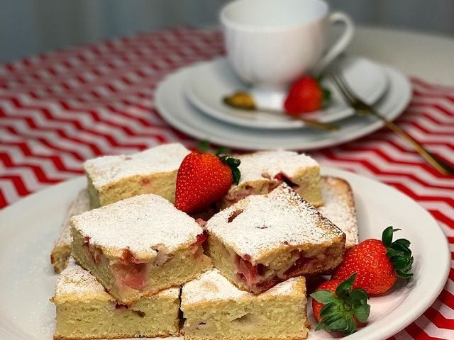 Bolo de morango com leite condensado