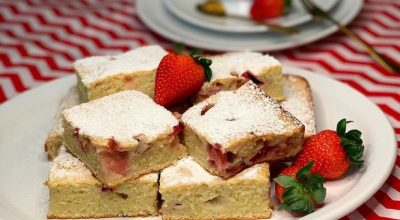 Bolo de morango com leite condensado