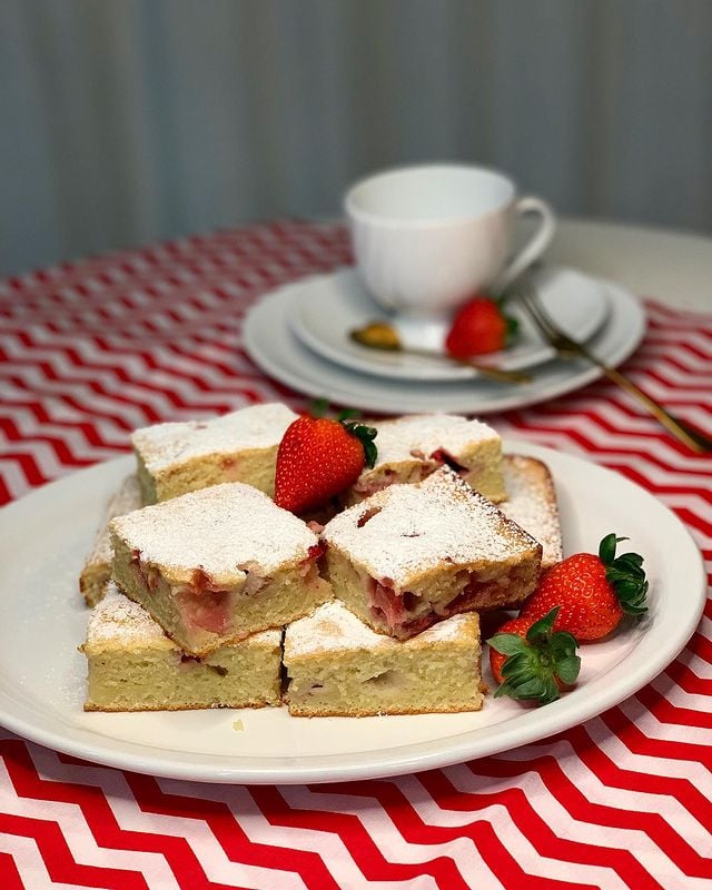 Bolo de morango com leite condensado