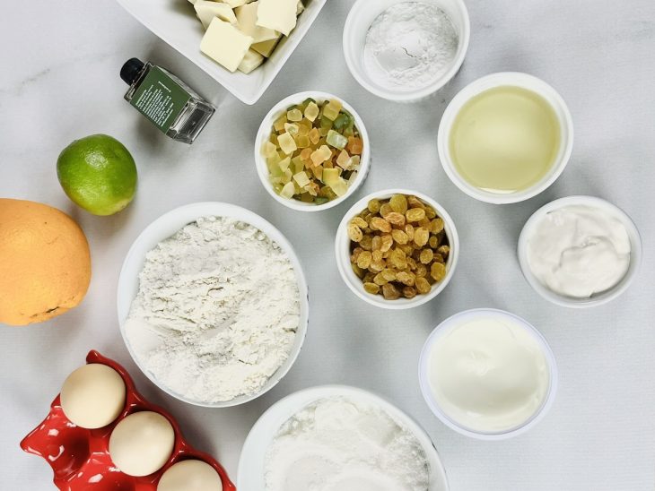 Ingredientes separados sobre a bancada.