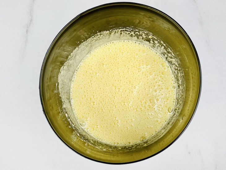 Ovos, açúcar e olho na batedeira.