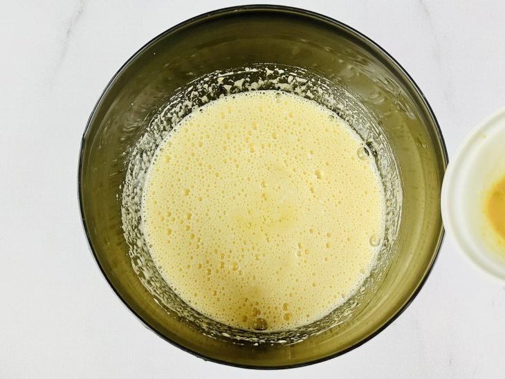 Ingredientes incorporados na batedeira.