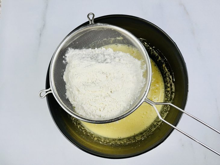 Farinha de trigo adicionada à batedeira.