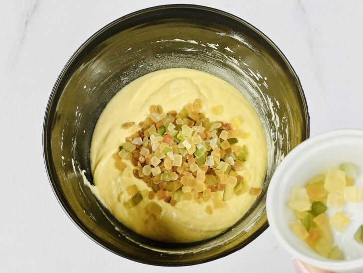 Frutas cristalizadas e uvas passas na massa.