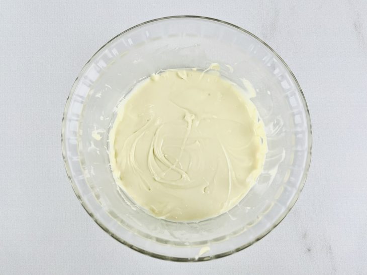 Chocolate branco derretido.