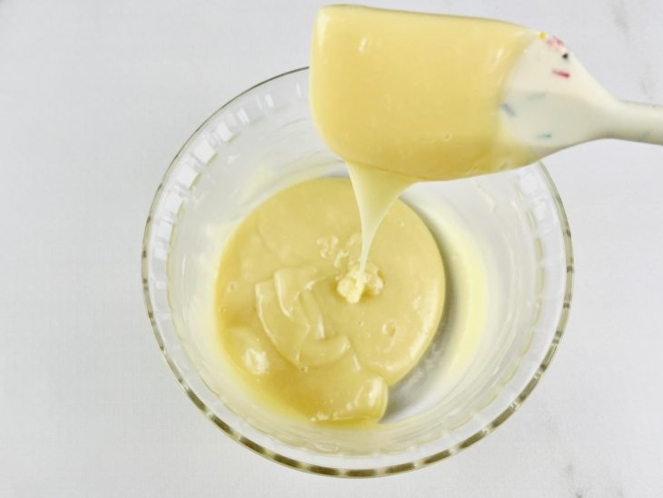 Creme de leite misturado ao chocolate.