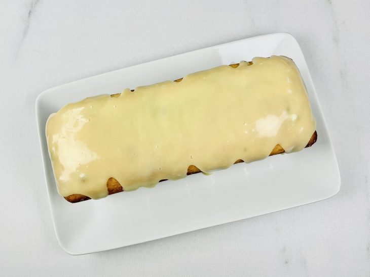 Cobertura despejada sobre o bolo.