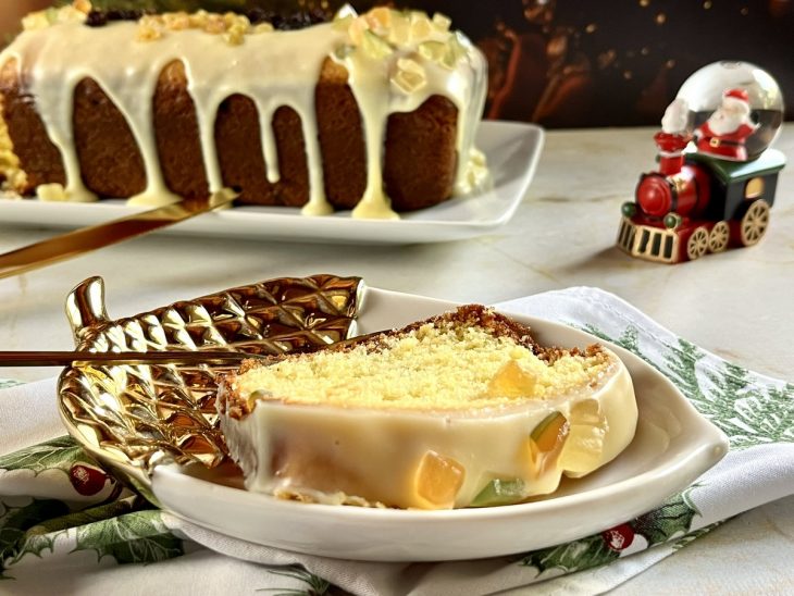 Bolo de Natal com frutas cristalizadas servido.
