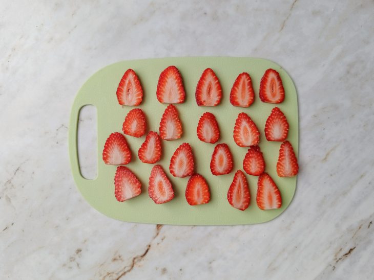 Morangos fatiados.