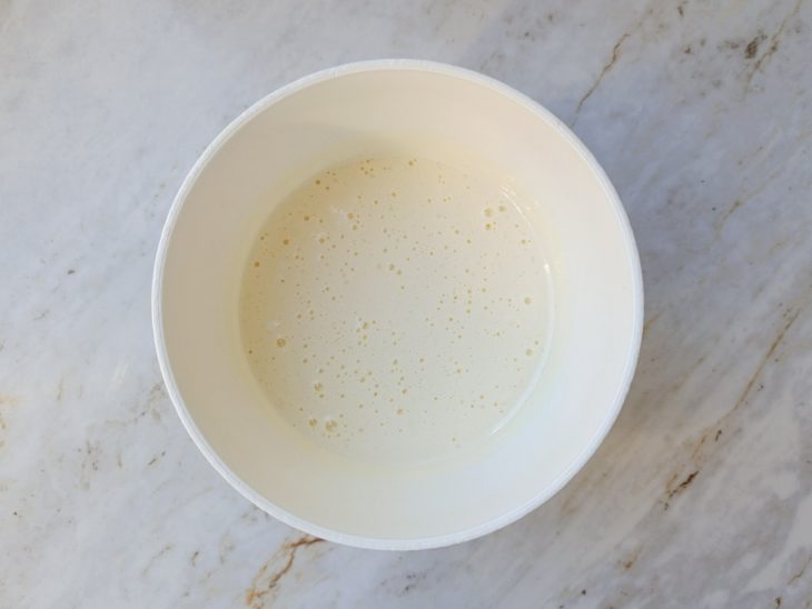 Ovos batidos com açúcar.