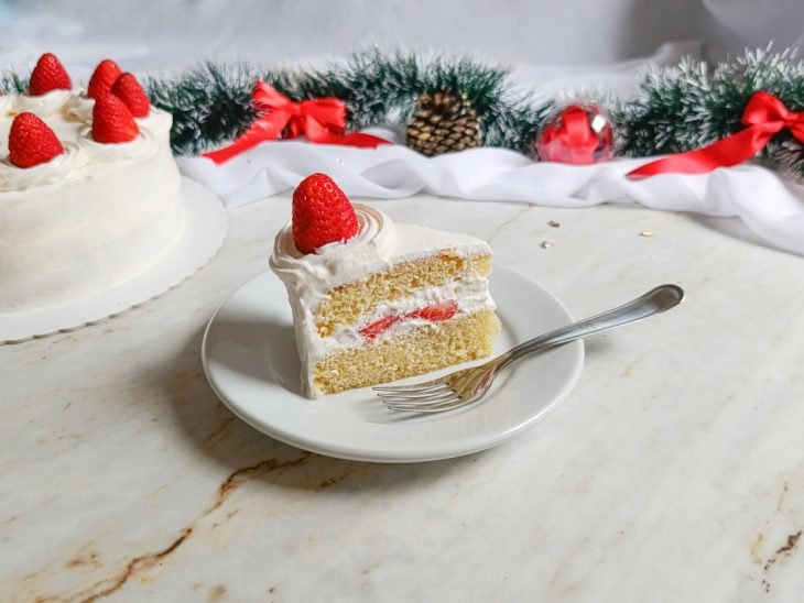 Fatia de bolo servida.