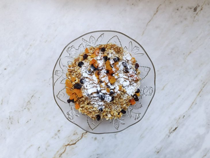 Ingredientes adicionados numa tigela redonda de vidro.